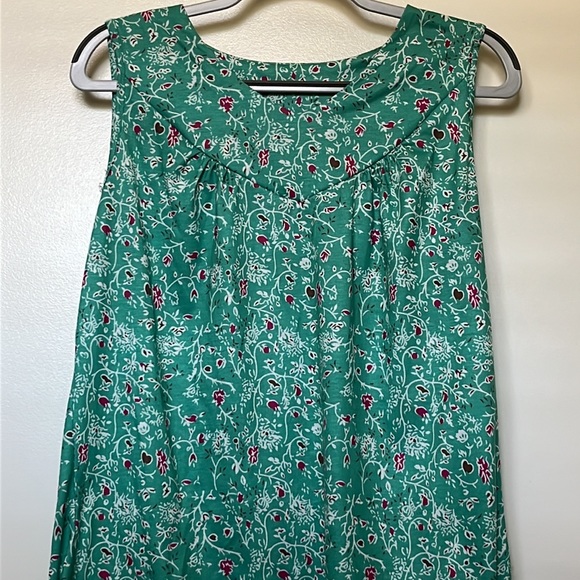 Tops - 17. XL Floral v neck tank top